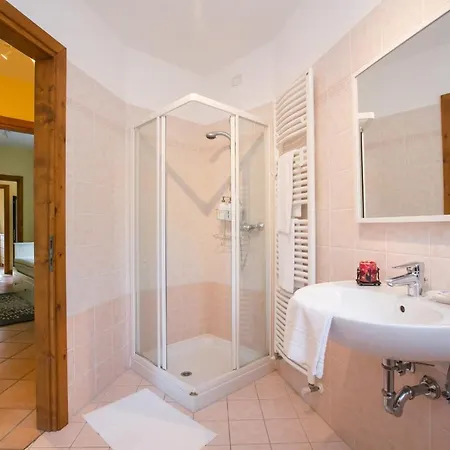 بيت للعطل Sleeps 10 Pool